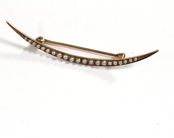 Broche de media luna de oro antiguo de 10 quilates de estilo clásico con perlas de semillas naturales