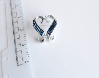 Broche/broche coeur en strass bleus non signés #825