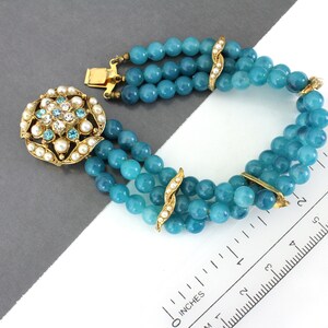 Vintage niet-ondertekende De Mario Style 3-strengs groene kralenarmband met faux parels en strasssteentjes