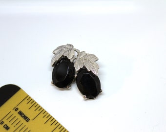 EINZELNER OHRHÄNGER weinrot Vintage Elsa Schiaparelli Schwarzes Glas und silberfarbener Blatt- / Blumenohrringclip auf #