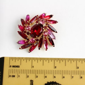 Vintage Unsigned Juliana stijl Kleurrijke strass Broche/Pin met prong set roze en rode strass #