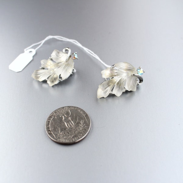 LISNER Lucite Silver  Leaf Design earrings clip on #2363