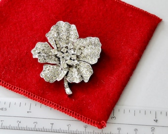 Firmado Jomaz tono plateado Pave Crystal Flower Broche rodio plateado #2857