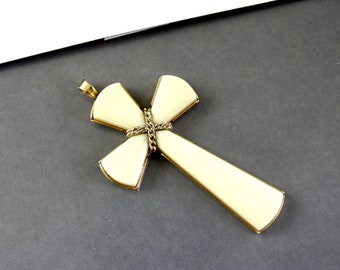 Unsigned vintage 1970s Beige  Plastic thermoset Cross Pendant Religious jewelry #