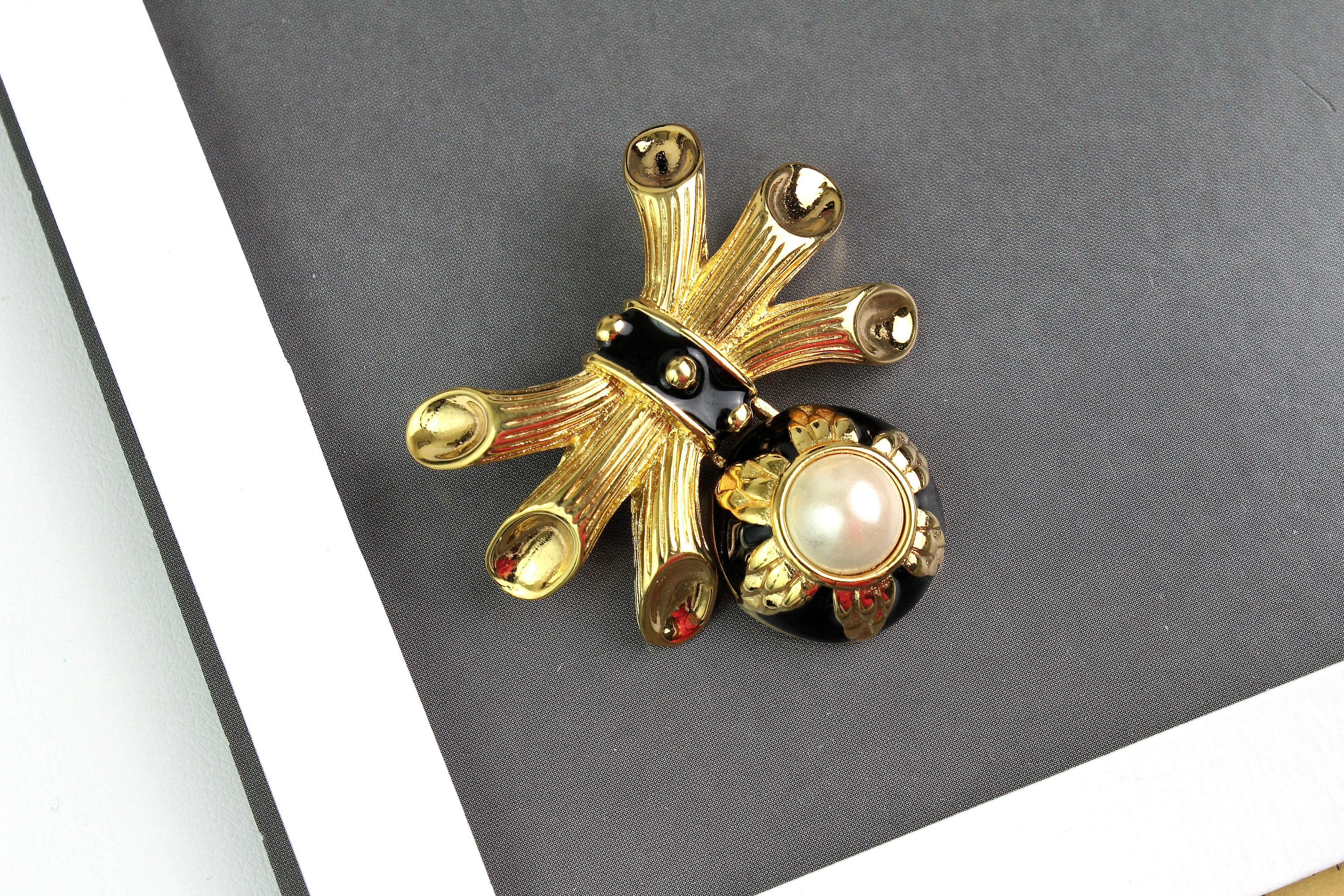 FENDI ブローチ Vintage 1990s Fendi Black Enamel & Faux Pearl Brooch # - Etsy