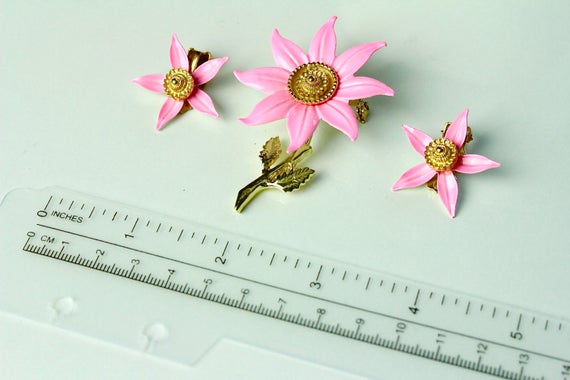 unsigned  pink enamel flower brooch & earrings 19… - image 2