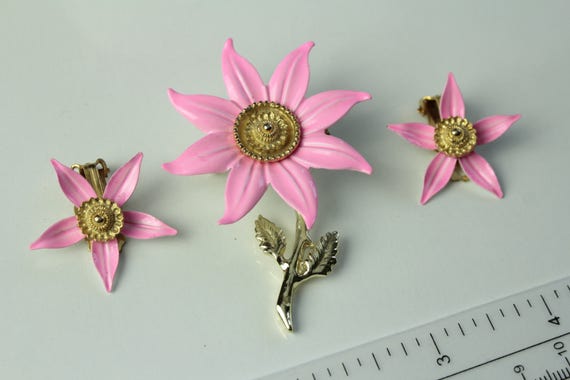 unsigned  pink enamel flower brooch & earrings 19… - image 4