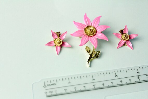 unsigned  pink enamel flower brooch & earrings 19… - image 3