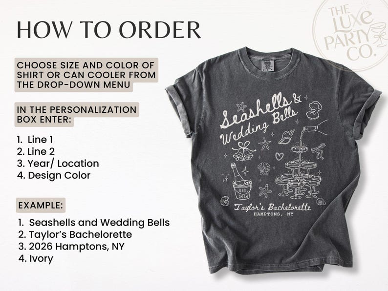 K&ouml;nnte beinhalten: Dunkelgraues T-Shirt mit wei&szlig;er Schrift und Illustrationen. Das Shirt zeigt die Worte "Seashells & Wedding Bells" und ein Design aus Sektgl&auml;sern, Muscheln und anderen Hochzeitsgrafiken. Der Text "Taylor's Bachelorette" ist ebenfalls sichtbar.