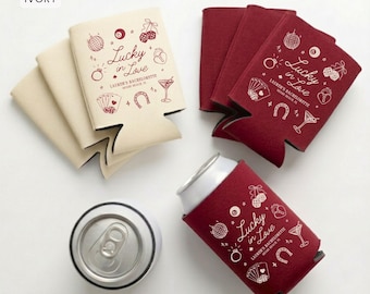 Enfriadores de latas personalizados Lucky in Love para despedidas de soltera en Las Vegas, recuerdos para fiestas de cumpleaños en casinos, fundas para cerveza para bodas en Las Vegas.
