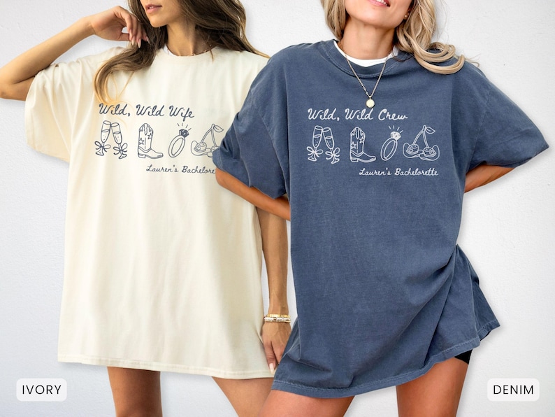 Puede incluir: Dos camisetas de gran tama&ntilde;o, una marfil y otra azul vaquero, con los textos "Wild, Wild Wife" y "Wild, Wild Crew" y gr&aacute;ficos relacionados. Las camisetas forman parte de una colecci&oacute;n de despedida de soltera.