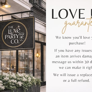 K&ouml;nnte beinhalten: Ein schwarzes und goldenes Schild f&uuml;r "The Luxe Party Co." h&auml;ngt vor einem Geb&auml;ude. Das Schild zeigt ein kreisf&ouml;rmiges Logo mit einem Cocktailglas. Der Text auf der rechten Seite lautet "LOVE IT guarantee" und eine Kundenzufriedenheitserkl&auml;rung.