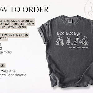 Puede incluir: Camiseta gris oscuro con el texto "Wild, Wild Wife" y un dibujo lineal de copas de champ&aacute;n, una bota de vaquero, un anillo y cerezas. El texto "Lauren's Bachelorette" est&aacute; debajo. La camiseta forma parte de un tema de despedida de soltera.