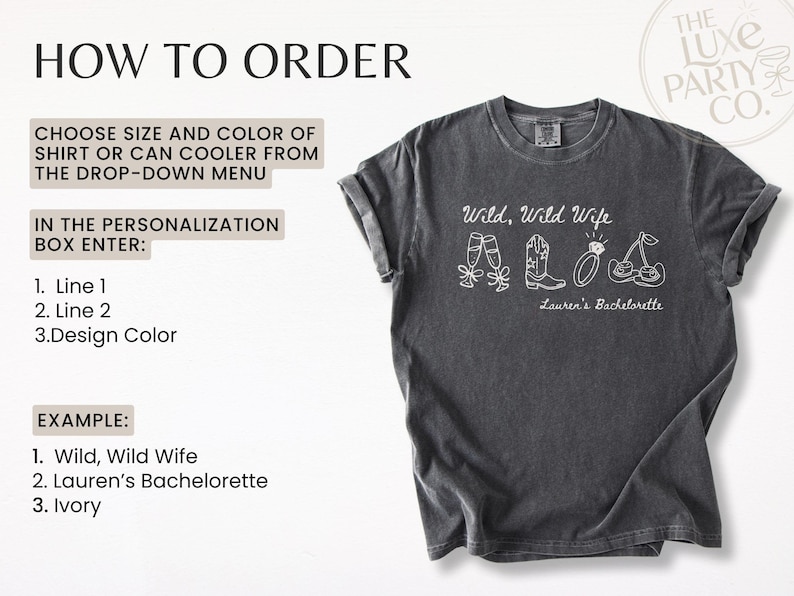 Puede incluir: Camiseta gris oscuro con el texto "Wild, Wild Wife" y un dibujo lineal de copas de champ&aacute;n, una bota de vaquero, un anillo y cerezas. El texto "Lauren's Bachelorette" est&aacute; debajo. La camiseta forma parte de un tema de despedida de soltera.