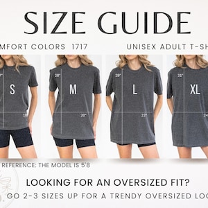 K&ouml;nnte beinhalten: Gr&ouml;&szlig;entabelle f&uuml;r Unisex-Erwachsenen-T-Shirts. Das Bild zeigt vier Models, die graue Comfort Colors 1717 T-Shirts in den Gr&ouml;&szlig;en S, M, L und XL tragen. Die Ma&szlig;e sind in Zoll angegeben. Der Text lautet: &bdquo;Auf der Suche nach einer Oversize-Passform? Gehen Sie 2-3 Gr&ouml;&szlig;en hoch.&ldquo;
