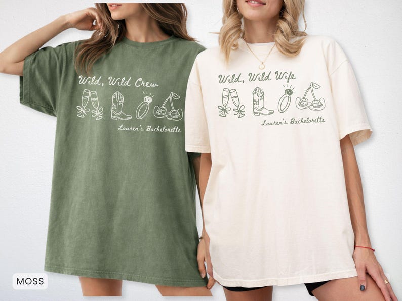 Puede incluir: Dos camisetas holgadas, una verde musgo y otra crema, con los textos "Wild, Wild Crew" y "Wild, Wild Wife" en letra cursiva. Cada camiseta presenta dibujos de zapatillas de ballet, botas de vaquero, un anillo y cerezas. "Lauren's Bachelorette" est&aacute; impreso debajo.