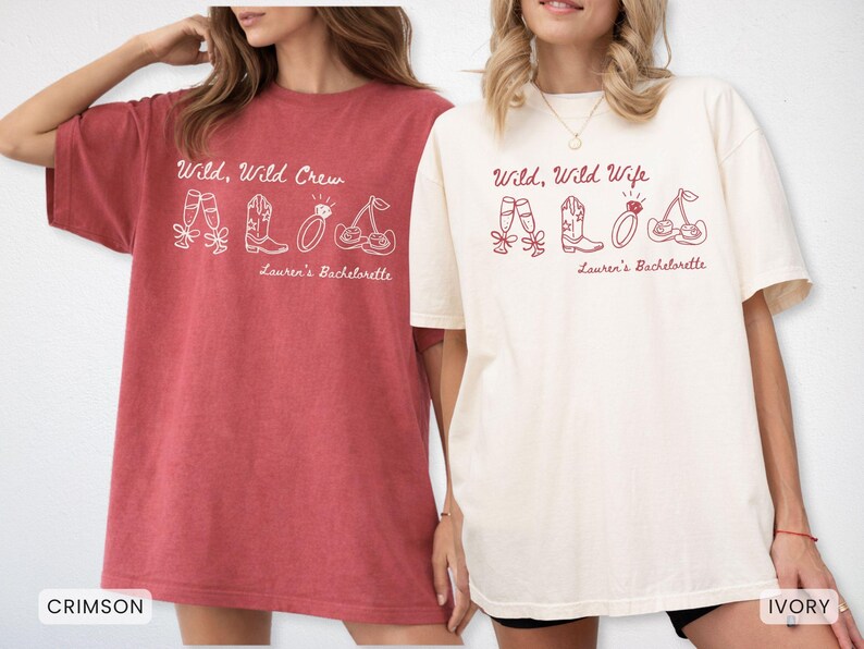 Puede incluir: Dos camisetas holgadas, una carmes&iacute; y otra marfil, con los textos "Wild, Wild Crew" y "Wild, Wild Wife" respectivamente. Cada camiseta presenta un dibujo lineal de copas de champ&aacute;n, una bota de vaquero, un anillo y cerezas. "Lauren's Bachelorette" est&aacute; impreso debajo.