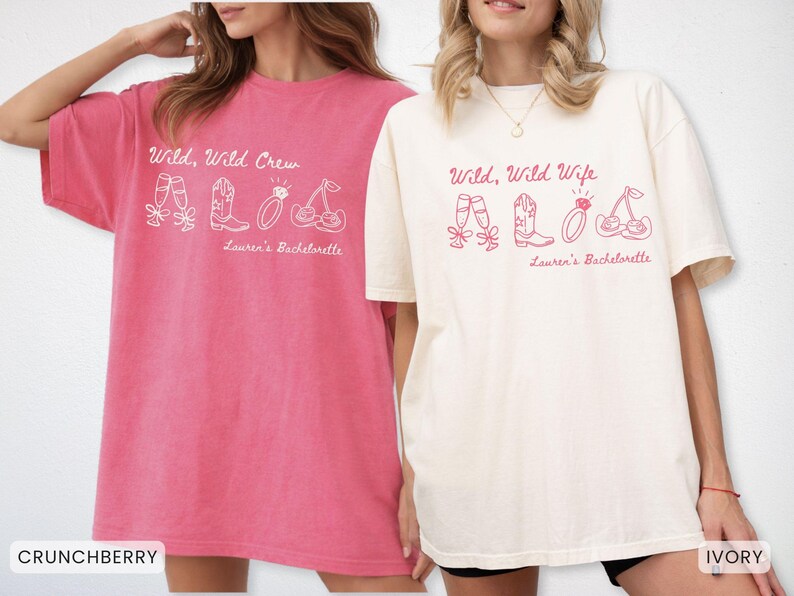 Puede incluir: Dos camisetas holgadas, una en rosa vibrante y otra en marfil, presentan los textos "Wild, Wild Crew" y "Wild, Wild Wife" con ilustraciones a juego. Los dise&ntilde;os incluyen copas de champ&aacute;n, botas, un anillo y cerezas, perfectas para una despedida de soltera.