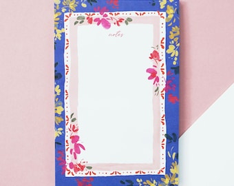 Notizblock mit blauem Hintergrund