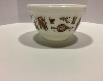 Vintage Pyrex Early American Mixing Bow - #401 - white milk glass