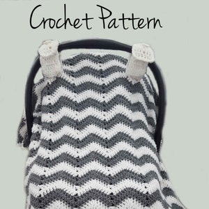 Può includere: Una coperta per neonati all'uncinetto fatta a mano con un motivo a zig-zag, drappeggiata su un seggiolino per auto. La coperta presenta file alternate di filato bianco e grigio. Il testo "Crochet Pattern" e "Just For Baby With Love" sono visibili.