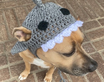 Gorro de tiburón de ganchillo para perro / Gorro con aletas, dientes, orejeras y trenzas / Disfraz de Halloween para mascotas / Regalo para cachorros / Gris jaspeado, blanco y negro