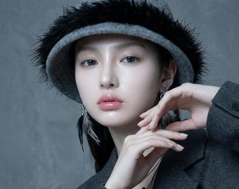 Vintage 1920s Style Grey Wool Felt Cloche Hat with Black Feather Trim, Elegant Old Money Aesthetic Winter Hat for Women, Formal Church