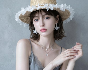 Pearl Straw Boater Hat with White Flower Petal Brim, Elegant French Sun Hat for Bride, Boho Beach Wedding Hat, Summer Garden Party Accessory