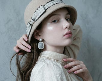 Beige Wool Felt Cloche Hat for Women, Elegant Winter Bucket Hat with Bow, 1920s Vintage Flapper Style, Audrey Hepburn Church Hat, Warm Fall