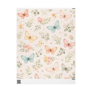 Puede incluir: Un estampado floral en colores pastel con mariposas y flores. El diseño incluye mariposas en tonos naranja, amarillo, azul y rosa, junto con varias flores y follaje verde sobre un fondo crema. El tema general es la naturaleza y la primavera.