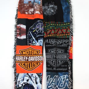 Può includere: Pantaloni della tuta patchwork con vari disegni grafici e testo, inclusi loghi Harley-Davidson e nomi di band. I pantaloni hanno una vita con coulisse e bordi sfrangiati, che mostrano uno stile unico ed eclettico.