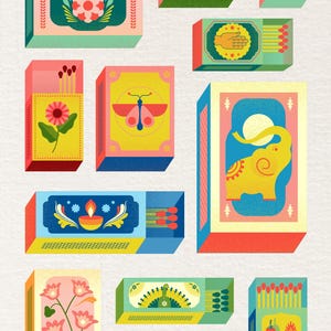Op de afbeelding: Een verzameling geïllustreerde lucifersdoosjes met diverse ontwerpen. De doosjes tonen afbeeldingen van een lotusbloem, Taj Mahal, een hand, een vlinder, een olifant, een bloem, een berglandschap en een chilipeper. Het kleurenpalet omvat roze, geel, blauw en groen.