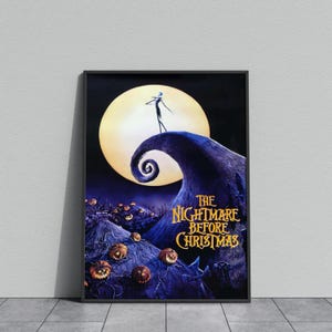 Op de afbeelding: Een ingelijste poster van de film "The Nightmare Before Christmas". De afbeelding toont Jack Skellington op een heuvel met een spiraal, een volle maan en pompoenen. De titel staat in gouden letters.