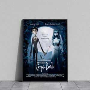 以下が含まれることがあります： ティム・バートン監督の「コープスブライド」の額入り映画ポスター。ジョニー・デップとヘレナ・ボナム＝カーターが出演。ポスターには、満月の前で手をつないでいるアニメのキャラクターが描かれています。テキストには「There's been a grave misunderstanding.」が含まれています。