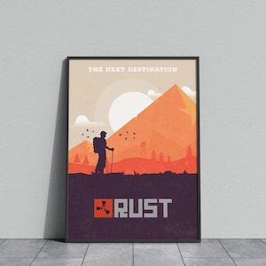 Pode incluir: Pôster emoldurado com um design de paisagem montanhosa, apresentando uma silhueta de caminhante. O texto "THE NEXT DESTINATION" está no topo, com o logotipo do jogo "RUST" na parte inferior. A paleta de cores inclui laranja, roxo e bege.