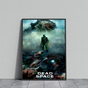 Pode incluir: Pôster emoldurado com uma cena de ficção científica com uma figura em traje espacial em pé sobre escombros, com uma criatura monstruosa pairando acima. O pôster tem uma paleta de cores escuras com o texto "DEAD SPACE" na parte inferior.