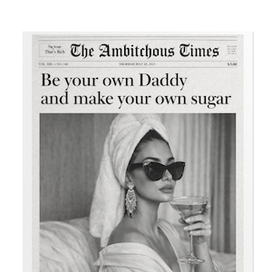 Puede incluir: Impresión en blanco y negro de una página de periódico titulada "The Ambitchous Times". El titular dice "Be your own Daddy and make your own sugar". Se presenta una imagen de una persona con gafas de sol y sosteniendo una copa de cóctel.