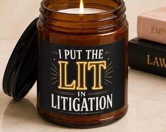 witzige Jurist Sojakerze | Ich Stelle Die Lit Bei Rechtsstreitigkeiten | JuraStudent Geschenk | Bar Exam Geschenk | Büro Dekor | Bernsteinfarbene Kerze im Glas