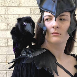 Raven shoulder puppet for dark fairy cosplay raven companion bird familiar for Odin costume accessory, Magic Spirit Animal Witch gift