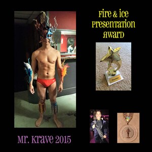 Pode incluir: Um homem vestindo um mai&ocirc; vermelho e uma m&aacute;scara com desenhos de fogo e gelo, segurando uma boa de penas em cada m&atilde;o. Ele est&aacute; em um palco com uma placa que diz "Mr. Krave 2015". A imagem tamb&eacute;m mostra um trof&eacute;u dourado em forma de estrela com o texto "Fire & Ice Presentation Award".