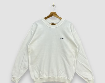 Sudadera Nike vintage de los 90, blanca, con logo Swoosh bordado, cuello redondo, fabricada en EE. UU., ropa deportiva, talla M.