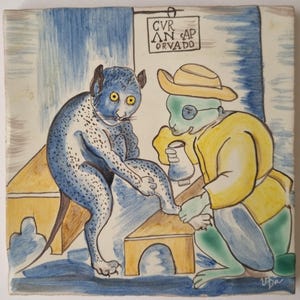 Könnte beinhalten: Quadratische Keramikfliese mit einer skurrilen Illustration. Eine blau gefleckte Kreatur sitzt auf einer gelben Bank, während eine andere Figur in einem gelben Mantel und Hut ihren Fuß untersucht. Die Fliese hat blaue und gelbe Akzente und Text oben.