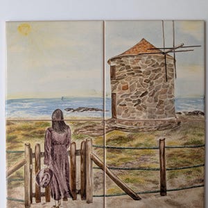 Puede incluir: Azulejos de cerámica pintados a mano que representan una escena costera. Una mujer con un vestido largo está de pie cerca de una valla de madera, mirando al mar. Un molino de viento de piedra con tejado marrón está al fondo. El cielo es amarillo pálido.