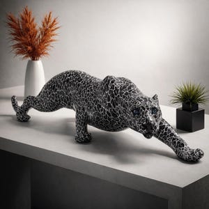 Modern panterskulptur i harts: Abstrakt leopardstaty, heminredning