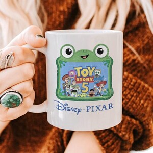 Toy Story 5 Mug Black, Disneyland Gift for Her, Birthday Gift, Disneytrip Pixar Mug imagem 2