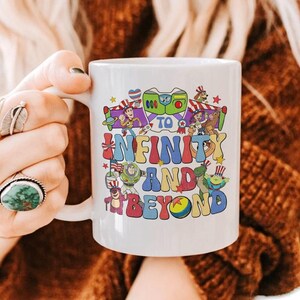 Taza negra de doble cara con diseño de Toy Story de Disneyland y Feliz 4 de Julio, Regalo de Disneyland para Ella, Regalo de Cumpleaños imagen 2