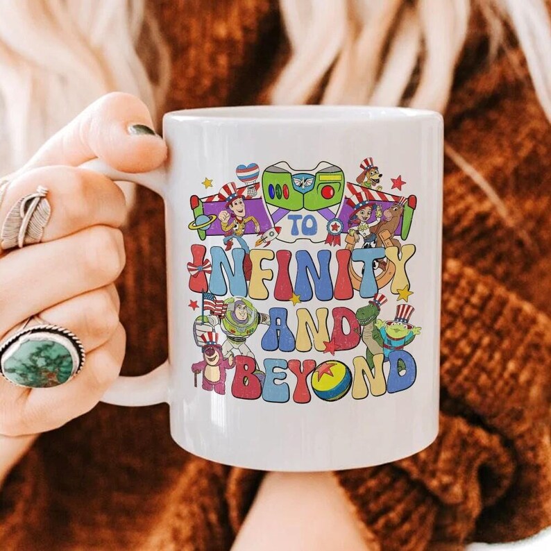 Taza negra de doble cara con diseño de Toy Story de Disneyland y Feliz 4 de Julio, Regalo de Disneyland para Ella, Regalo de Cumpleaños imagen 2