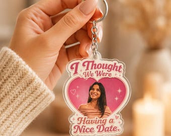 Llavero de la película Obsesión, dije acrílico de Nikki "Pensé que estábamos teniendo una cita agradable", regalo coleccionable para fanáticos del cine de terror