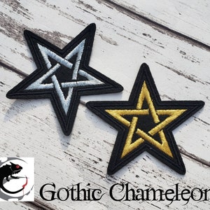 Peut inclure: Deux patchs brodés à repasser en forme d'étoile à cinq branches avec un motif tissé à l'intérieur. Un patch est argenté et l'autre est doré.