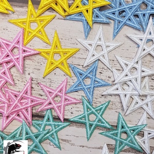 Peut inclure: Plusieurs écussons brodés en forme d'étoile, de couleurs variées : jaune, rose, bleu, blanc et turquoise. Les écussons sont disposés sur une surface en bois clair. Le nom de la boutique Etsy "Gothic Chameleon on Etsy" est visible en bas à gauche.